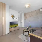 Apartamento Cozy Apartment In Brodarica With House Sea View *