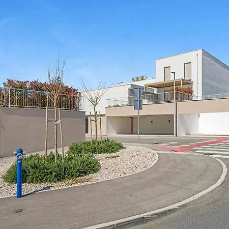 Stunning In * Brodarica