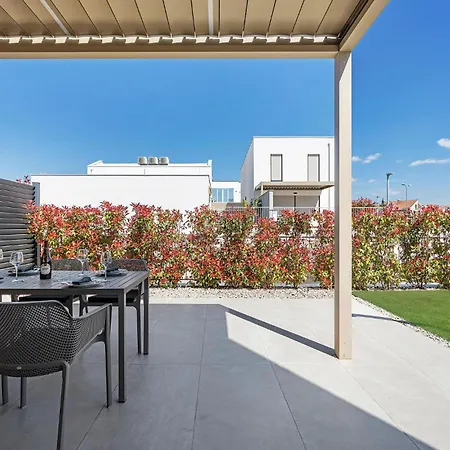 Stunning In Brodarica Apartment